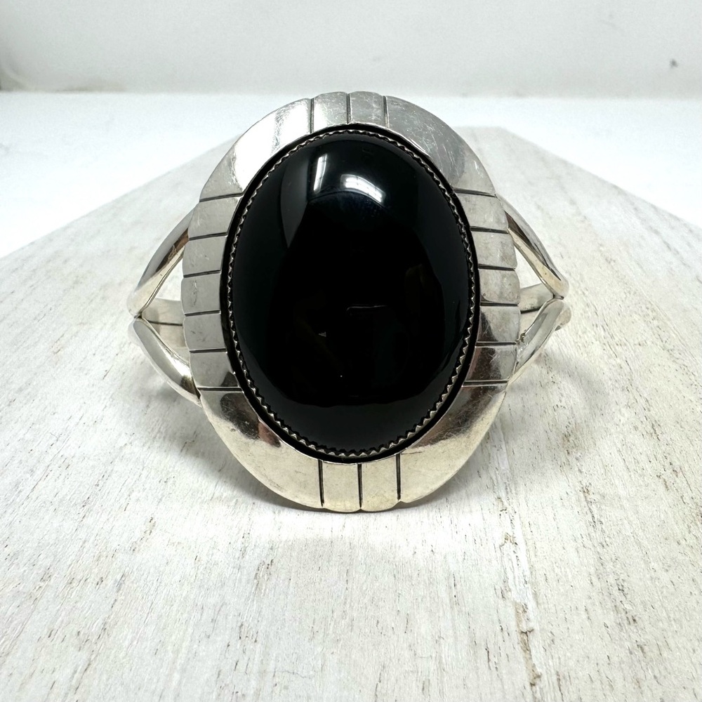 E YAZZIE Navajo sterling silver, large onyx cuff bracelet, 47.2g - Picture 3 of 13